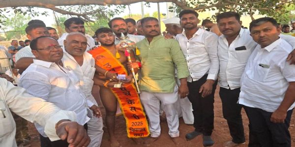 अहिल्यानगर : मानाच्या कुस्त्यांत मल्लांनी पटकाविली चांदीची गदा व रोख बक्षीसे