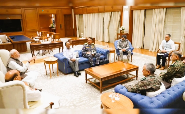 पंतप्रधानांशी चर्चा करताना , संरक्षण मंत्री, एनएसए आणि इसर अधिकारी