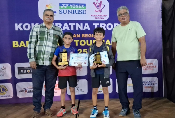 पारितोषिक वितरण प्रसंगी १३ वर्षाखालील राज्य प्रथम सीडेड खेळाडू रोहित जाधव आणि उपविजेता मल्हार कुडाळकर यांच्या सोबत मान्यवर.