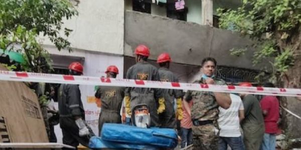 कल्याण : इमारतीचा स्लॅब कोसळून सहा जणांचा मृत्यू; बचाव मोहिम सुरू