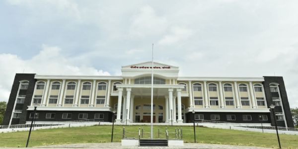 पोलीस दलाला बळकटी देणाऱ्या देखण्या प्रशासकीय इमारती