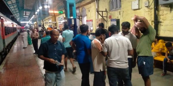 रेल्वेस्थानकावर चोरट्यांचा धुमाकूळ; मोबाईल सह प्रवाशाच्या बॅगा पळविण्याचे प्रकार वाढले