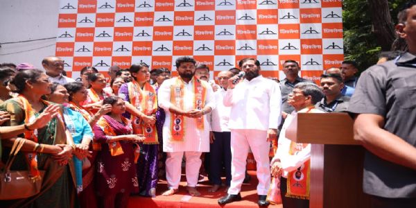 माजी नगरसेवक हर्षद कारकर आणि दिक्षा कारकर यांचा शिवसेनेत प्रवेश