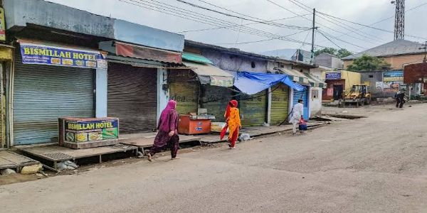 उरीच्या सीमावर्ती गावांमधील लोकांना स्थानांतरित केले