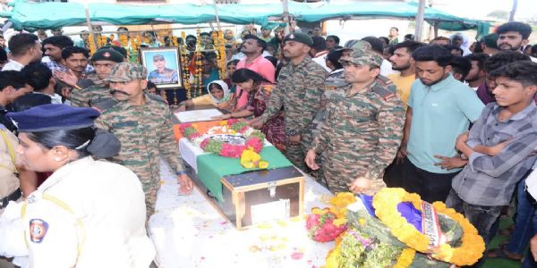 हुतात्मा सचिन वनंजे यांच्या पार्थिवावर लष्करी इतमामात अंत्यसंस्कार