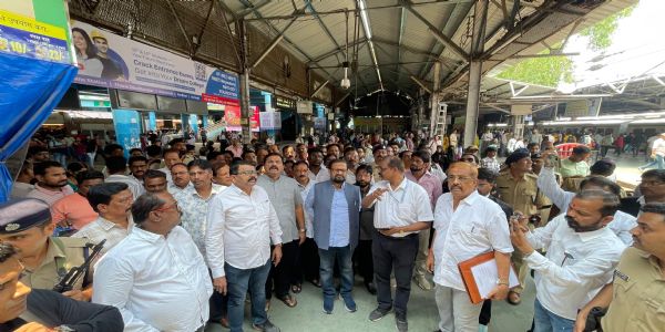 ठाणे रेल्वे स्थानकातील विकासकामे पावसाळ्यापूर्वी युध्दपातळीवर पूर्ण करा - नरेश म्हस्के