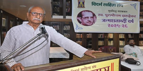 दारव्‍हेकर मास्तरांच्या संहिता लेखनावर संशोधन गरजेचे - महेश एलकुंचवार