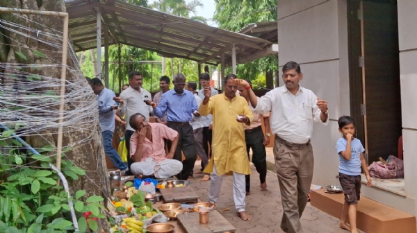 आपल्या पत्नीच्या दिर्घायूसाठी वटवृक्षाला दोरा गुंडाळून फेऱ्या मारणारे पुरुष.