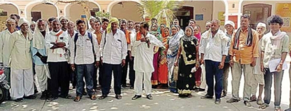 आदिवासी शेतकऱ्यांना शेतीपासून वंचित करू नये मेळघाटमधील शेतकऱ्यांची मागणी आदिवासी धडकले जिल्हाधिकारी कार्यालयात