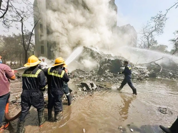 विमान अपघातानंतर आगीवर नियंत्रण मिळवताना अग्निशमन दलाचे कर्मचारी विमान अपघातानंतर आगीवर नियंत्रण मिळवताना अग्निशमन दलाचे कर्मचारी