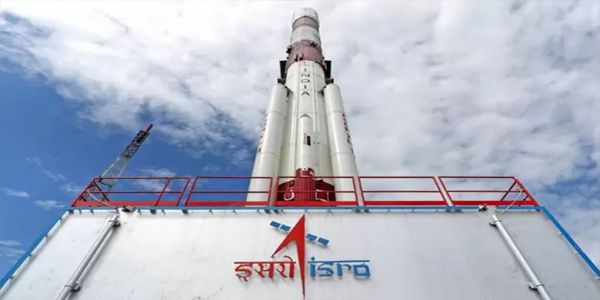 इस्त्रोमुळे टळला अंतराळातील संभाव्य अपघात