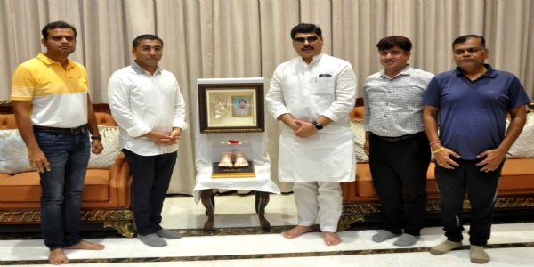 धनंजय मुंडेंनी केले जगताप परिवाराचे सांत्वन
