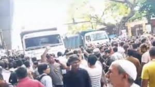 मुंबई - गोवंडीत डंपरने तिघांना चिरडले; परिसरात तणावाची परिस्थिती मुंबई - गोवंडीत डंपरने तिघांना चिरडले; परिसरात तणावाची परिस्थिती