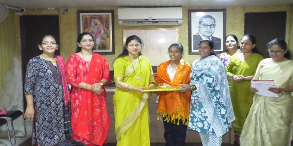 ठाणे - विद्यार्थ्यांनो करियरकडे लक्ष द्या, सोशल मीडियापासून दूर राहा - नंदिनी विचारे