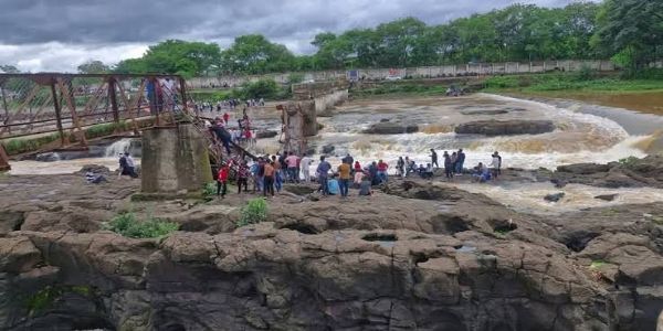 पुण्यातील इंद्रायणी नदीवरील पूल कोसळला; २५ ते ३० पर्यटक बुडाल्याची भीती