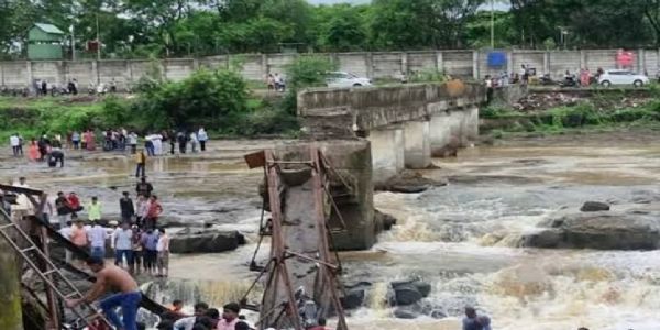 इंद्रायणी नदीवरील पूल कोसळून 32 जण जखमी; 6 गंभीर