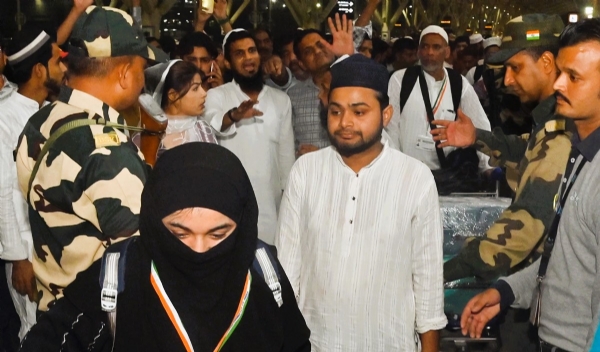 लखनऊ विमानतळातून बाहेर येताना प्रवासी लखनऊ विमानतळातून बाहेर येताना प्रवासी