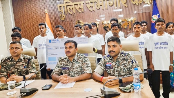 छत्तीसगडच्या सुकमामध्ये 16 नक्षलवाद्यांचे पोलिसांसमोर आत्मसमर्पण