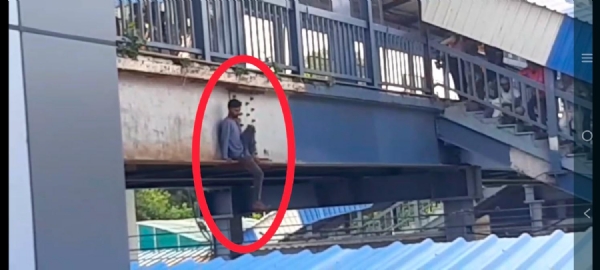 मनमाड जंक्शनच्या सुरक्षेचा मुद्दा ऐरणीवर, रेल्वेच्या ब्रिजवर चढला तरुण; आतापर्यंत ही चौथी घटना