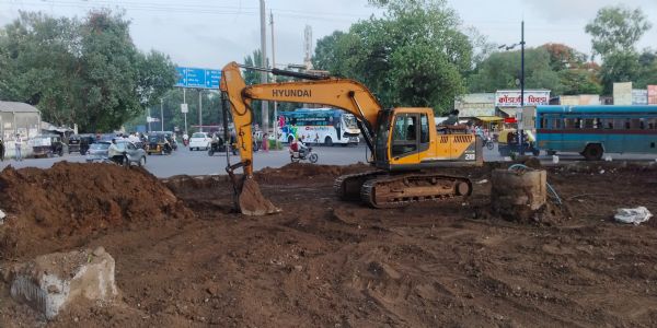 भुजबळांच्या सूचनेनुसार द्वारका सर्कल हटवण्याचे काम सुरू