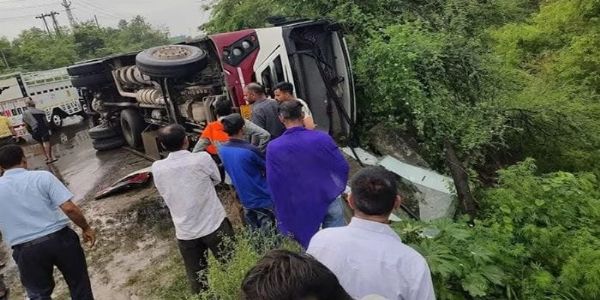हिमाचल प्रदेशमध्ये प्रवाशांनी भरलेली बस उलटली; ४४ प्रवासी जखमी