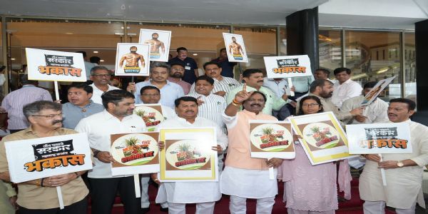 शक्तिपीठ महामार्ग रद्द करण्यासाठी विधिमंडळाच्या पायऱ्यांवर महाविकास आघाडीचे आंदोलन