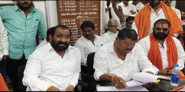 आमदार नितीन देशमुख यांचं ठिय्या आंदोलन