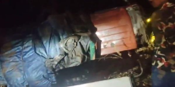 आंध्र प्रदेशात आंब्यांनी भरलेला ट्रक उलटला, ९ मजुरांचा मृत्यू, १० जखमी