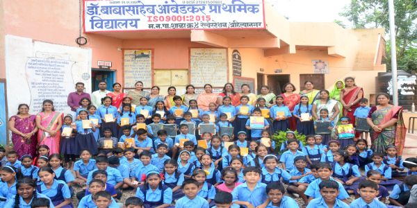 नगर - महापालिकेच्या प्राथमिक शाळेत विद्यार्थ्यांना शैक्षणिक साहित्याचे वाटप