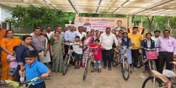 अलिबागमध्ये शालेय विद्यार्थिनींना सायकलींचे वाटप