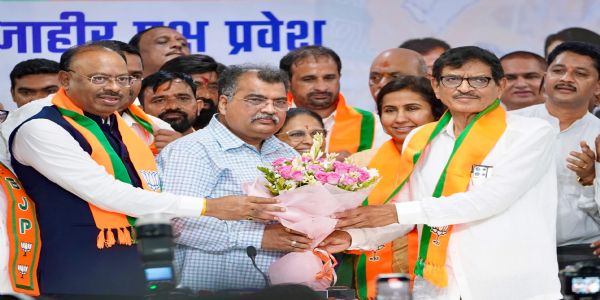 कॉंग्रेसचे माजी मंत्री सुरेश वरपुडकर यांचा भाजपामध्ये प्रवेश