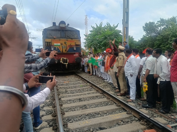 विठ्ठल दर्शनासाठी खामगावहून ‘हरीभक्तांची’ रेल्वे पंढरपूरकडे रवाना