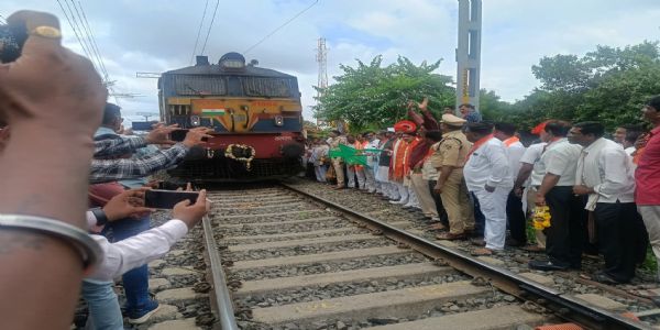 विठ्ठल दर्शनासाठी खामगावहून ‘हरीभक्तांची’ रेल्वे पंढरपूरकडे रवाना