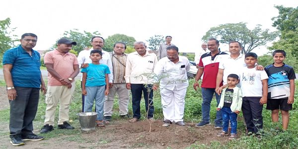 नगर - राहुरी फॅक्टरी येथील हॉलीबॉल मैदान परिसरात वृक्षारोपण