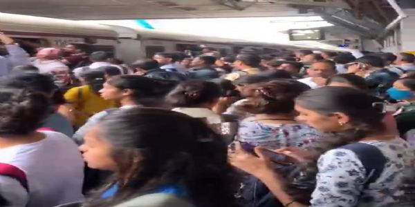 डोंबिवली स्थानकात प्रवाशांची अफाट गर्दी; प्रवाशांची जबाबदारी सरकारची - राजू पाटील