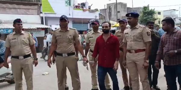 अकोला : पोलिसांनी काढली आरोपीची धींड