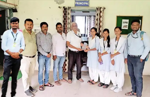 गावी जाताय ना, प्रवासादरम्यान बसमधून सीडबॉल्स फेकत जा!: वृक्षारोपणासाठी कृषिदूतांचा प्रवाशांना संदेश, 10 हजार सीडबॉल निर्मिती‎