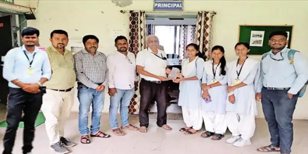 अमरावती : प्रवासादरम्यान बसमधून सीडबॉल्स फेकत जा; कृषिदूतांचा प्रवाशांना संदेश