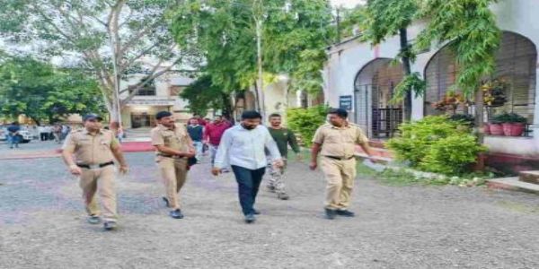 पोलिसांच्या अंगावर कार चढविण्याचा प्रयत्न; माजी आमदारपुत्राविरुद्ध गुन्हा