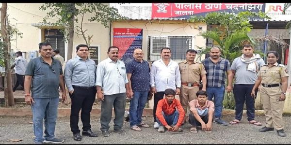 पोलिस उपनिरीक्षकाच्या 16 वर्ष अल्पवयीन मुलीस पळवणा-या दोन आरोपींना चंदनझिरा पोलीस ठाणे व उत्तर प्रदेश पोलीसांनी ठोकल्या चंदनझिरा भागात बेड्या