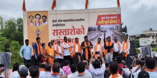 मुंबई-गोवा महामार्गावर शिवसेना उबाठाचे आंदोलन, 90 जणांवर गुन्हे दाखल