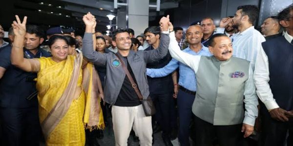 शुभांशू शुक्ला मायदेशी; दिल्ली विमानतळावर जोरदार स्वागत