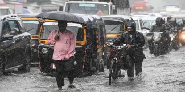 मुंबई, ठाण्यात पावसामुळे वाहतूक विस्कळीत; मंगळवारी शाळांना सुट्ट्या जाहीर