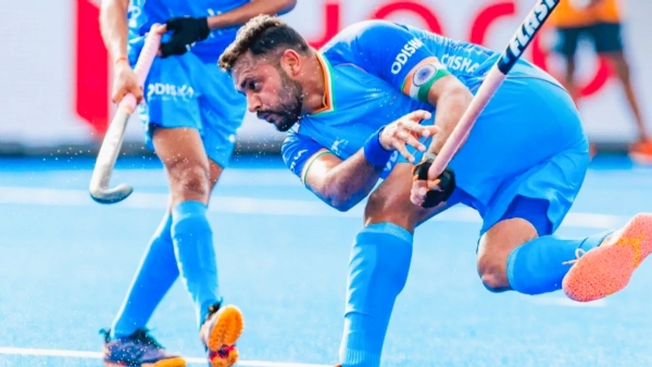 बिहारच्या राजगीर येथील हॉकी स्टेडियममध्ये चीन विरोधात खेळताना भारतीय खेळाडू