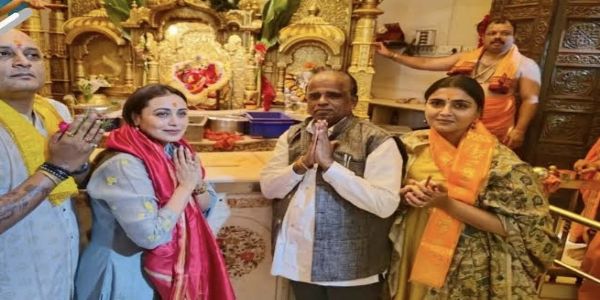 अभिनेत्री राणी मुखर्जीने घेतले सिद्धिविनायकाचे दर्शन