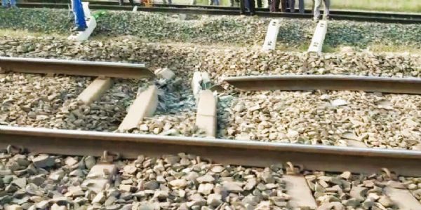 ओडिशा-झारखंड सीमेवर नक्षलवाद्यांनी उडवला रेल्वे ट्रॅक