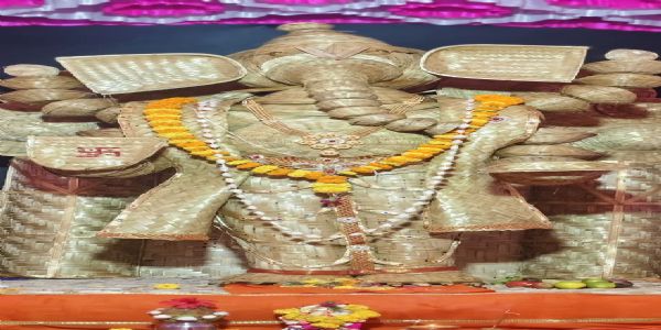 परभणी : बांबू, टोपली, सूपातून साकारली आकर्षक गणेशमूर्ती