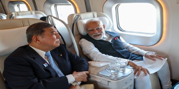 पंतप्रधान मोदींचा जपानमधील सेंदाई येथे बुलेट ट्रेनने प्रवास