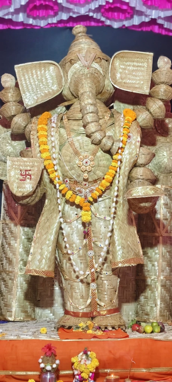 बांबू, टोपली, सूपातून साकारली आकर्षक गणेश मूर्ती जिंतूरातील ‘वंदे मातरम् गणेश मंडळाचा’ उपक्रम