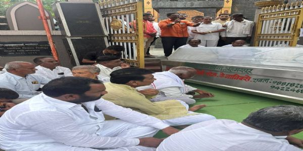 लातूरमधील विजयकुमारच्या मृत्यूला प्रशासन जबाबदार, अहमदपूर तहसीलदारांना निवेदन